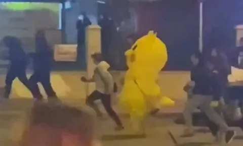 Clip: Pikachu "đại náo" đường phố, chạy trốn giữa làn sóng biểu tình khiến cảnh sát đuổi "hết hơi"