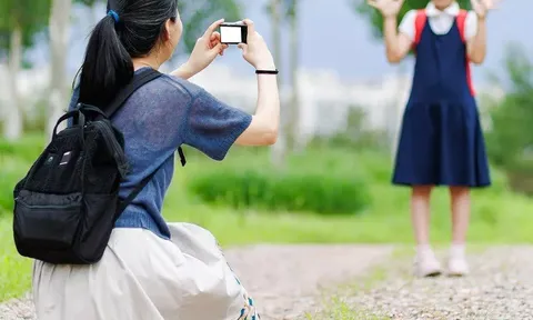 Khi mẹ là Vlogger: Bị quay phim mọi lúc, tôi chỉ muốn xóa kênh Youtube của mẹ