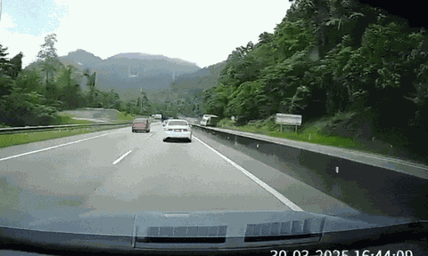 Clip: Tai nạn kinh hoàng trên cao tốc khiến 3 người trong 1 gia đình thiệt mạng