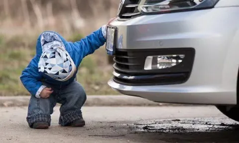 Bé gái 1 tuổi tử vong thương tâm dưới bánh xe của cha: Người cha vội vã làm 1 điều nhưng chỉ còn sự day dứt