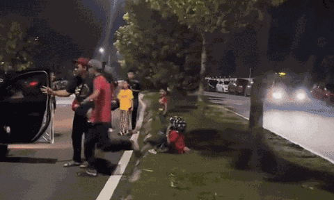 Clip: Gia đình bị ô tô tông phải, người đàn ông điên cuồng tấn công nữ tài xế