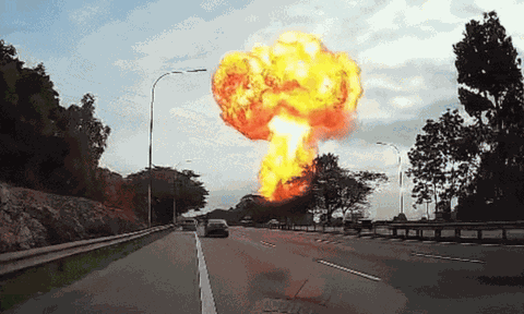 Clip: Vụ nổ ống dẫn gas kinh hoàng ở Malaysia khiến khói đen bao phủ cả khu vực, cột lửa cao chọc trời