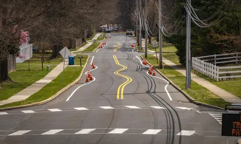 Con đường kỳ lạ khiến tài xế "hoa mắt chóng mặt", cư dân bất bình