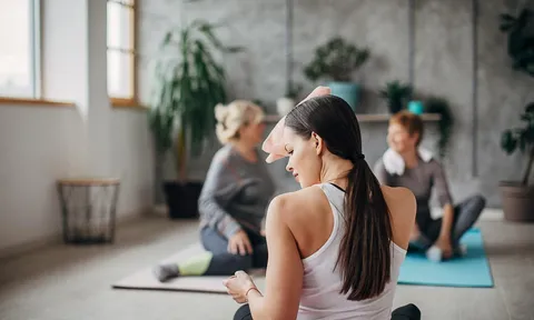 Giáo viên Yoga mất việc vì... cấm học viên uống nước