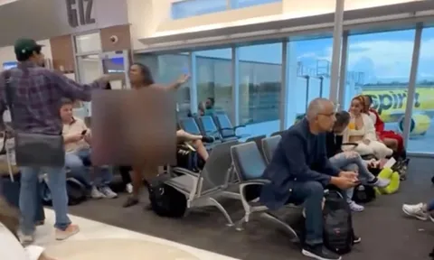 Clip: Nữ hành khách khỏa thân gây náo loạn sân bay quốc tế