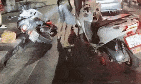 Nam thanh niên vác mã tấu đuổi chém tình địch giữa đường để thỏa cơn cuồng ghen