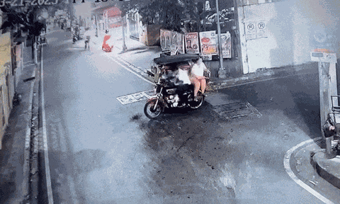 Clip: Xe 3 bánh bất ngờ bốc cháy ngùn ngụt, "anh hùng" giao nước cứu nguy kịp thời