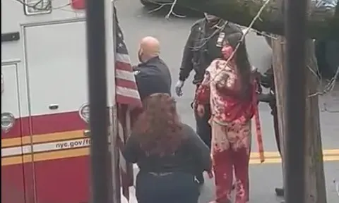 Mỹ: Kinh hoàng cảnh người đàn ông cầm dao chặt thịt tấn công 4 bé gái, bị cảnh sát bắn hạ tại hiện trường