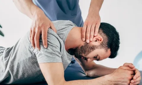 Suýt bại liệt sau một lần "bẻ cổ" khi đi massage: Câu chuyện cảnh tỉnh cho dân văn phòng