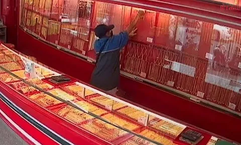 Thái Lan: Tên cướp 1 mình 1 súng, cuỗm sạch hơn 7 tỷ đồng tiền vàng rồi ung dung rời đi giữa ban ngày