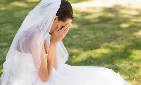 Mẹ và con gái căng thẳng vì đám cưới: “Trông con như một cái lều xiếc”