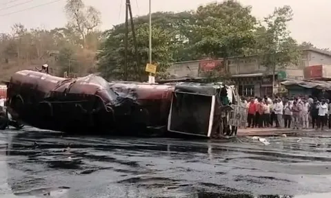 Clip: Xe bồn lật nghiêng khiến dầu hỏa lan khắp mặt đường, bốc cháy ngùn ngụt giữa giao lộ