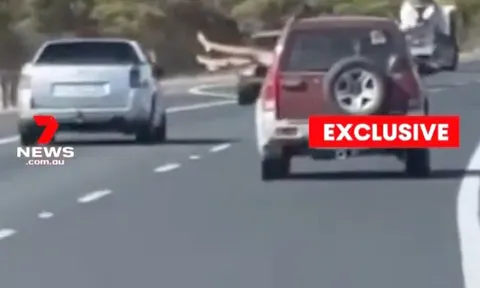 Clip: Hành khách thò chân ra cửa sổ "cực chill" giữa cao tốc và cái kết đắng