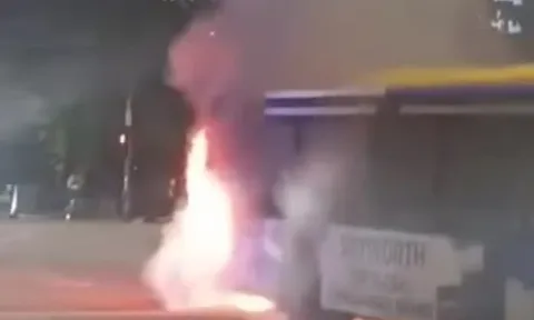 Clip: Xe buýt bất ngờ bốc cháy dữ dội, hành khách hoảng loạn tháo chạy