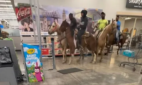 Clip: Cưỡi ngựa vào siêu thị, 4 "cao bồi" chưa kịp mua gì đã bị "tóm"