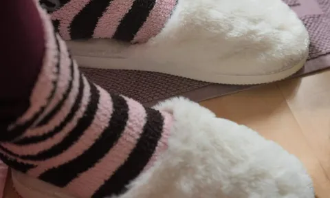 "Rút" dép ra... đánh cháu, cụ bà bị kết án 4 năm tù