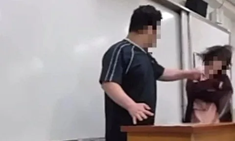 Bị nhắc nhở vì chơi game, nam sinh bất ngờ vung tay đánh giáo viên ngay giữa lớp học