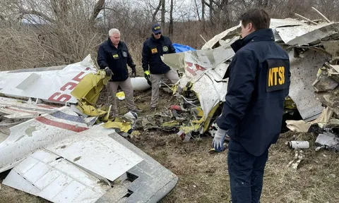 Hiện trường tan hoang vụ tai nạn máy bay tại New York khiến 6 người trong gia đình thiệt mạng
