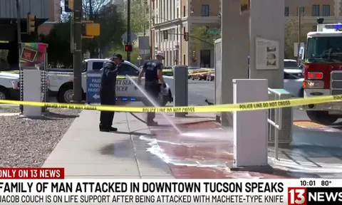 Người đàn ông bất ngờ bị tấn công dã man bằng rìu giữa bến xe, vợ chỉ biết gào khóc bất lực