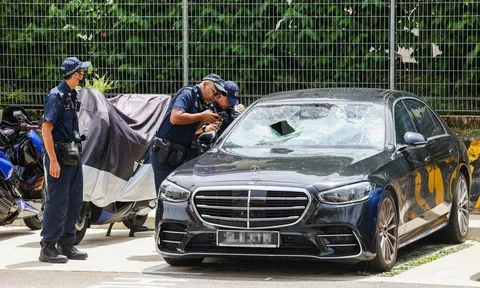 Người đàn ông khỏa thân giữa phố, cầm ván đinh hung hãn tấn công cảnh sát, bị tóm gọn