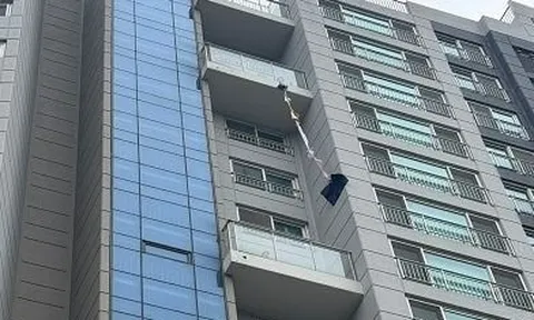 Cụ bà 70 tuổi mắc kẹt suốt 18 tiếng ngoài ban công, sống sót nhờ sợi dây vải tết từ quần áo