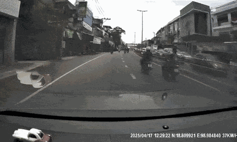 Clip: Thanh niên đá văng người đi xe máy giữa đường rồi bỏ trốn, lý do nghe xong chỉ biết thở dài