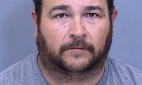 Giáo viên bị cáo buộc xâm hại học sinh trung học, cười cợt trước tòa khiến dân mạng phẫn nộ