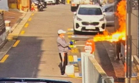 Người đàn ông vác súng phun lửa phóng hỏa tòa chung cư 21 tầng, nguyên nhân gây choáng