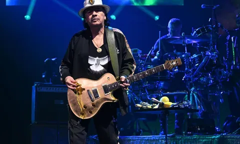 Huyền thoại guitar Carlos Santana nhập viện khẩn cấp, phải hoãn show diễn vào phút chót