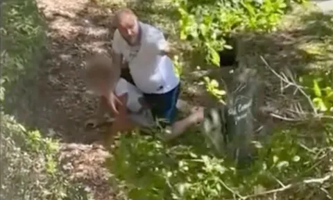 "Làm ơn đi! Cháu không làm gì cả!": Bé gái gào khóc van xin khi bị người đàn ông khống chế, đè xuống đất