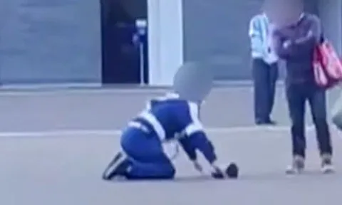 Hình ảnh du khách ép nhân viên bảo vệ quỳ gối, van lạy khiến dư luận phẫn nộ