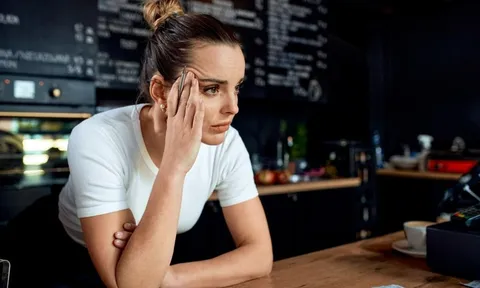 Nữ phục vụ bàn cay đắng khi bị nhóm "thượng đế" Gen Z để lại tờ giấy mỉa mai thay vì tiền tip