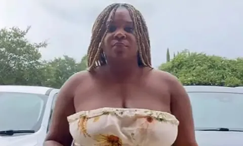 Bị từ chối phục vụ vì “quá hở hang”, người phụ nữ da màu đâm đơn kiện nhà hàng