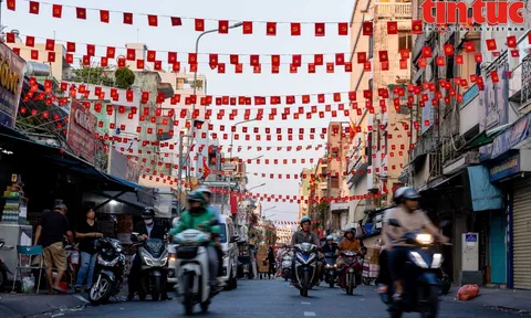 Cờ đỏ sao vàng rợp phố phường TP Hồ Chí Minh dịp đại lễ 30/4