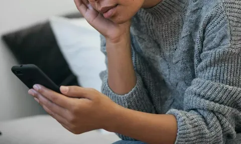 Vô tình đọc tin nhắn của chồng, người phụ nữ phát hiện sự thật đau lòng