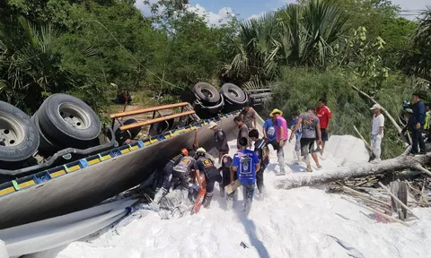 Tài xế ngủ gật, xe tải ủi bay sạp trái cây khiến ba mẹ con tử vong thương tâm