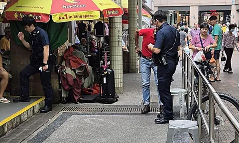 Bị góp ý vì hút thuốc gần trẻ nhỏ, người đàn ông có hành động khiến ai cũng phẫn nộ