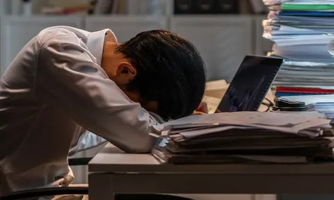 Thầy giáo trẻ gục chết ngay tại văn phòng sau nhiều đêm thức trắng vì deadline