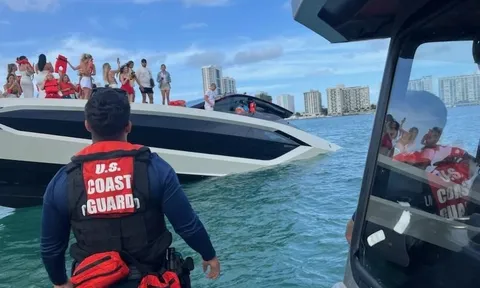 Clip: Siêu du thuyền Lamborghini lật úp giữa biển, hơn 30 người đẹp livestream "tưng bừng" khi được giải cứu