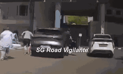 Clip: Ô tô bất ngờ mất lái, tông thẳng vào tường trường học khiến cụ ông 76 tuổi nhập viện