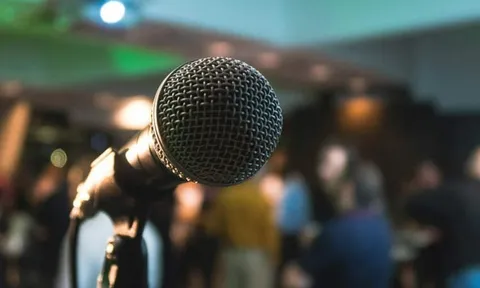 Người phụ nữ bất ngờ nhiễm virus Herpes từ 1 lần đi hát Karaoke: Liệu chiếc micro có phải "thủ phạm"?