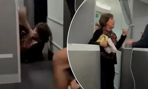 Clip: Cố xông vào buồng lái, nữ hành khách bị tiếp viên ngăn chặn quyết liệt, quật ngã xuống đất