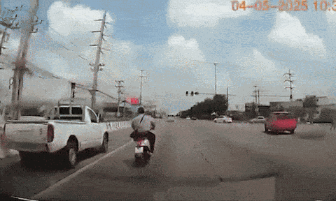 Clip: Vướng dây điện giữa đường, người đàn ông bất ngờ bị hất văng vào đầu xe tải, tử vong tại chỗ