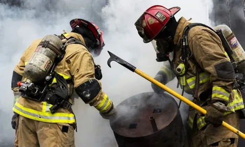 Quá hâm mộ lính cứu hỏa, người đàn ông tự đốt nhà mình chỉ để gặp "thần tượng"