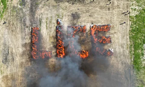 Cả thị trấn “phê tập thể” sau khi cảnh sát đốt hơn 20 tấn cần sa giữa trung tâm
