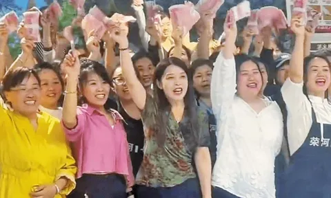 Lãi lớn từ giao dịch vàng, ông chủ siêu thị tặng tiền tỷ cho hơn 2.000 nhân viên