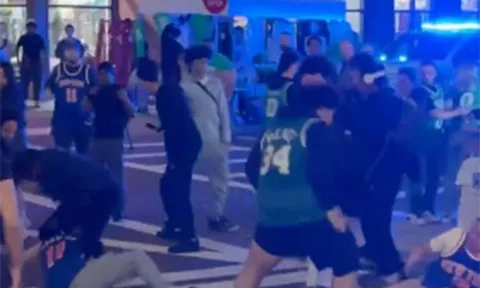 Clip: Cổ động viên đấm nhau loạn xạ, đổ máu ngay ngoài sân đấu sau trận bán kết NBA kịch tính