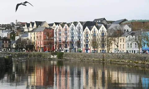 "Họ cứ như 1 gánh xiếc vậy": Người mẹ đau đớn khi con trai chết đuối giữa sông, đám đông vô cảm chỉ đứng quay phim