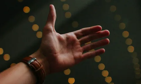 Chạm vào lạnh thấy bỏng rát, sờ vào nóng lại tê buốt: Căn bệnh kỳ lạ khiến bác sĩ bó tay