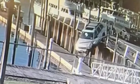 Clip: Thiếu nữ lái xe Jeep "cất cánh" khỏi bến cảng, đáp lên cầu nổi như phim hành động